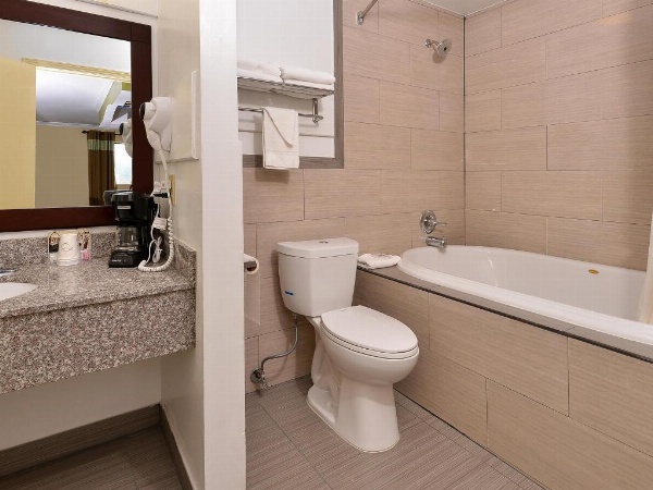 Americas Best Value Inn Winona image 20
